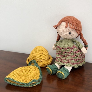 Horgolt Panka baba köpenyben, kalapban - amigurumi - játék & sport - baba & babaház - öltöztethető baba - Meska.hu