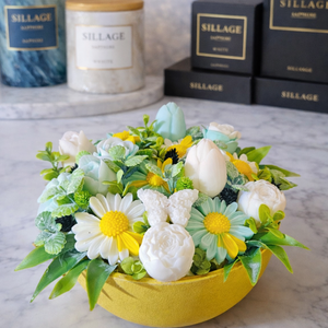 Friss tavasz virágbox, Otthon & Életmód, Gyertya, illat, aroma, Gyertya, Gyertya-, mécseskészítés, Ez a kézzel készült dekor gyertya a tavaszi rétek frissességét és vidámságát idézi. A sárga-fehér s..., MESKA