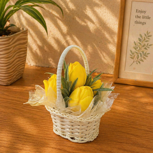 Sárga tulipán gyertya kosárban, Otthon & Életmód, Gyertya, illat, aroma, Gyertya, Gyertya-, mécseskészítés, Vidám, napsárga tulipánok egy elegáns kis kosárban – ez a különleges gyertya kompozíció nemcsak dek..., MESKA