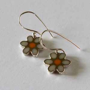 Margaréta virág alakú lógós ezüst fülbevaló  - ékszer - fülbevaló - lógó fülbevaló - Meska.hu