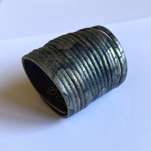 Ezüstös kék bőr karkötő patent zárral - ékszer - karkötő - széles karkötő - Meska.hu