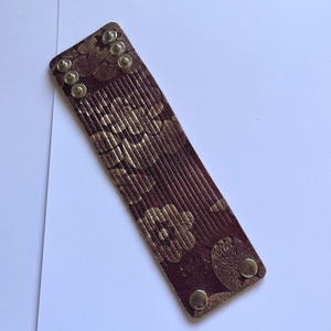 Bordó-arany bőr karkötő patent zárral - ékszer - karkötő - széles karkötő - Meska.hu
