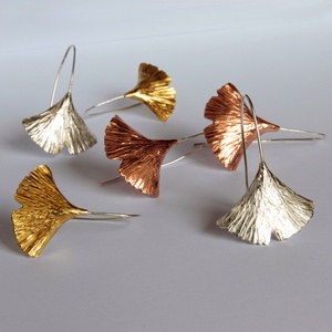 Ginkgo levél fülbevaló vörösrézből ezüst szárral - ékszer - fülbevaló - lógó fülbevaló - Meska.hu