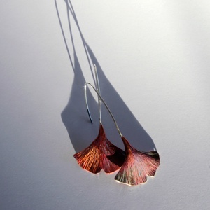 Ginkgo levél fülbevaló vörösrézből ezüst szárral - ékszer - fülbevaló - lógó fülbevaló - Meska.hu