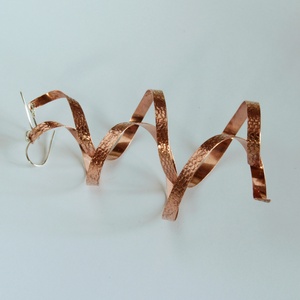 Vörösréz logós szerpentin fülbevaló ezüst szárral - ékszer - fülbevaló - lógó fülbevaló - Meska.hu