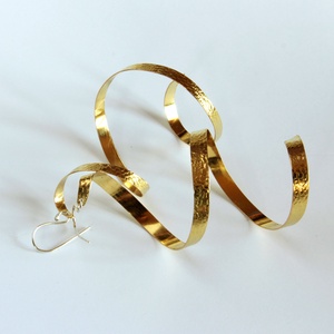 Arany szerpentin sárgaréz logós fülbevaló ezüst szárral - ékszer - fülbevaló - lógó fülbevaló - Meska.hu