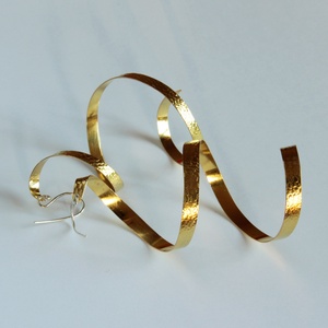 Arany szerpentin sárgaréz logós fülbevaló ezüst szárral - ékszer - fülbevaló - lógó fülbevaló - Meska.hu