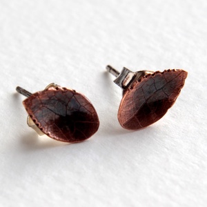 Rézike bedugó vörösréz levél fülbevaló ezüst szerelékkel, Ékszer, Fülbevaló, Pötty fülbevaló, Ötvös, Ékszerkészítés, MESKA