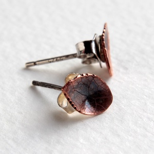 Rézike bedugó vörösréz levél fülbevaló ezüst szerelékkel - ékszer - fülbevaló - pötty fülbevaló - Meska.hu