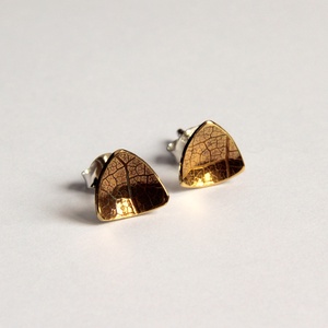Háromszög alakú bedugós fülbevaló sárgarézből és ezüstből. - ékszer - fülbevaló - pötty fülbevaló - Meska.hu