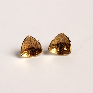 Háromszög alakú bedugós fülbevaló sárgarézből és ezüstből. - Meska.hu