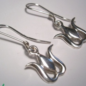 Tulipános akasztós ezüst füli  - ékszer - fülbevaló - lógó fülbevaló - Meska.hu