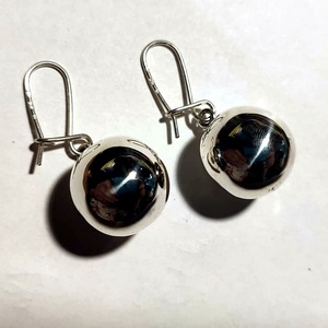 Ezüst gömb fülbevaló - ékszer - fülbevaló - lógó fülbevaló - Meska.hu