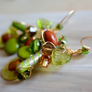 Fülbevaló Pillefürt - Zöld, arany, barna - nikkelmentes - ékszer - fülbevaló - lógó fülbevaló - Meska.hu