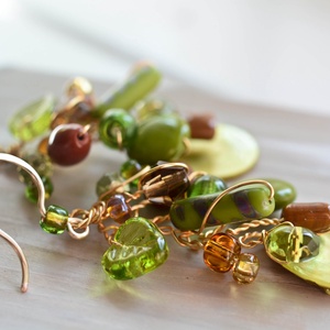 Fülbevaló Pillefürt - Zöld, arany, barna - nikkelmentes - ékszer - fülbevaló - lógó fülbevaló - Meska.hu