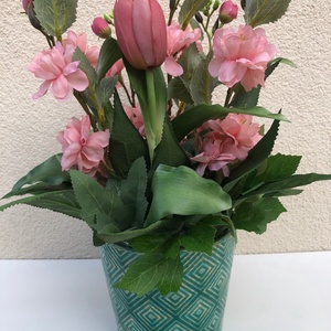 Tavaszi asztaldísz tulipánnal és barackvirág ágakkal - Meska.hu