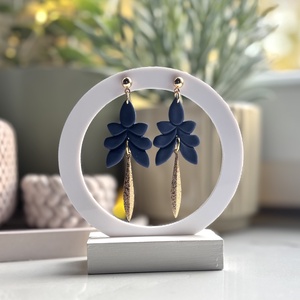 Lilien - Mély Tengerkék Fülbevaló Arany Színű Medállal, Ékszer, Fülbevaló, Lógó fülbevaló, Ékszerkészítés, MESKA