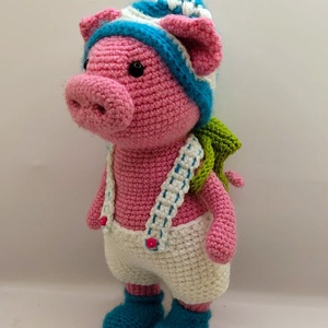 Malac cipőben sapkában és hátizsákkal, Játék & Sport, Baba & babaház, Baba, Horgolás, MESKA