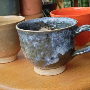 színes jóbarátok teásbögre - művészet - szobor - kerámia - Meska.hu