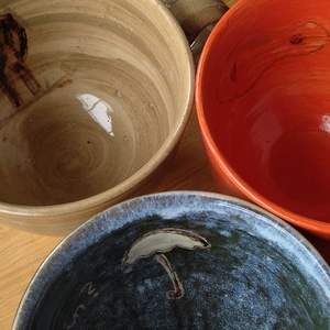 színes jóbarátok teásbögre - művészet - szobor - kerámia - Meska.hu