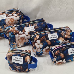 Neszeszer szett királykék rózsa, Táska & Tok, Neszesszer, Varrás, Vízhatlan textil neszeszer gyönyörü rózsás mintával,a szett 5 darabból áll.
Méretek: 20x10x8cm
    ..., MESKA