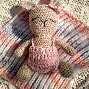 Horgolt nyuszi pólyában - játék & sport - plüssállat & játékfigura - nyuszi - Meska.hu