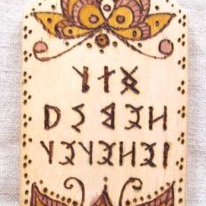 Fali kulcsakasztó égetett díszítéssel, rovásírással - otthon & lakás - bútor - Meska.hu