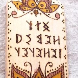 Fali kulcsakasztó égetett díszítéssel, rovásírással - otthon & lakás - bútor - Meska.hu
