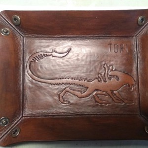 Alienes kockadobó tálca - játék & sport - táblajáték és kártyajáték - társasjátékok - dobókocka - Meska.hu