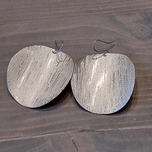 Minimál kör fülbevaló alumíniumból - ékszer - fülbevaló - lógós kerek fülbevaló - Meska.hu