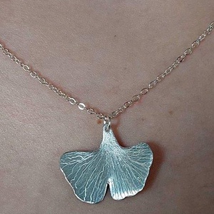 Gingko biloba medál alumíniumból, ezüst színű láncon - Meska.hu