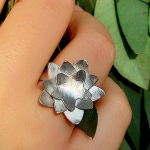 Minimál  LÓTUSZVIRÁG gyűrű alumíniumból , Ékszer, Gyűrű, Statement gyűrű, Fémmegmunkálás, Ékszerkészítés, Alumíniumból készítettem ezt a letisztult formavilágot követő gyűrűt. Széleit puhára csiszoltam.

E..., MESKA