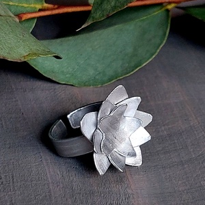 Minimál  LÓTUSZVIRÁG gyűrű alumíniumból  - ékszer - gyűrű - statement gyűrű - Meska.hu