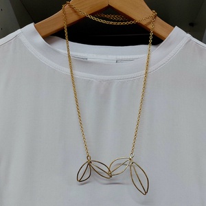 Levél medálos lánc sárgarézből, arany színű láncon - ékszer - nyaklánc - medálos nyaklánc - Meska.hu