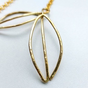 Levél medálos lánc sárgarézből, arany színű láncon - ékszer - nyaklánc - medálos nyaklánc - Meska.hu