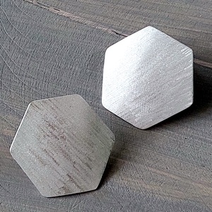 Geometrikus fülbevaló alumíniumból - ékszer - fülbevaló - lógó fülbevaló - Meska.hu