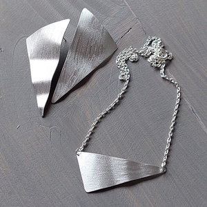Háromszög fülbevaló és lánc alumíniumból  - ékszer - ékszerszett - Meska.hu