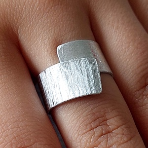 Minimál gyűrű alumíniumból , Ékszer, Gyűrű, Fonódó gyűrű, Ékszerkészítés, Alumíniumból készítettem ezt a letisztult formavilágot követő gyűrűt. A kézi csiszolásnak, és karco..., MESKA