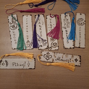 Kézzel pirogravírozott fa könyvjelző � Rusztikus Kuckó kollekció színes bojttal - Meska.hu