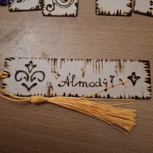 Kézzel pirogravírozott fa könyvjelző � Rusztikus Kuckó kollekció színes bojttal - könyv & zene - könyvjelző - Meska.hu