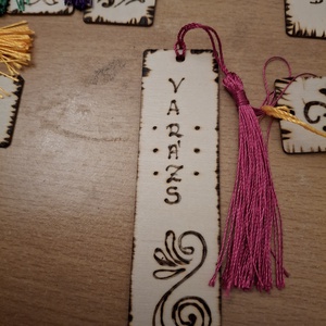 Kézzel pirogravírozott fa könyvjelző � Rusztikus Kuckó kollekció színes bojttal - könyv & zene - könyvjelző - Meska.hu