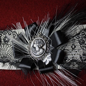 Viktoriánus/steampunk goth cilinder dísz, kámeával, fekete-fehér összeállítás, csipkével - ruha & divat - sál, sapka, kendő - kalap - Meska.hu