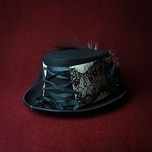 Viktoriánus/steampunk goth cilinder dísz, kámeával, fekete-fehér összeállítás, csipkével - ruha & divat - sál, sapka, kendő - kalap - Meska.hu