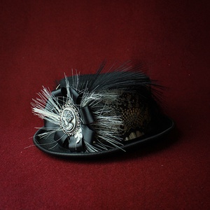 Viktoriánus/steampunk goth cilinder dísz, kámeával, fekete-fehér összeállítás, csipkével - Meska.hu