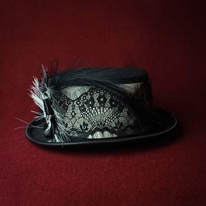 Viktoriánus/steampunk goth cilinder dísz, kámeával, fekete-fehér összeállítás, csipkével - ruha & divat - sál, sapka, kendő - kalap - Meska.hu
