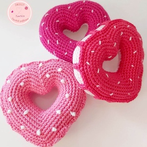 Horgolt Valentin napi szív alakú fánk - diy (csináld magad) - szabásminta, útmutató - horgolási minta - Meska.hu
