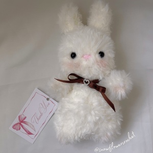 Snow Bunny - Szőrmés horgolt nyuszi plüss (választható masnival), Játék & Sport, Plüssállat & Játékfigura, Nyuszi, Horgolás, MESKA