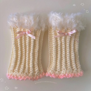 Soft Warmers Coquette Vintage Kawaii horgolt kézmelegítő, kesztyű szatén masnival és szőrme díszítéssel - ruha & divat - sál, sapka, kendő - kesztyű - Meska.hu