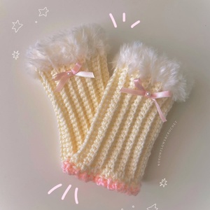 Soft Warmers Coquette Vintage Kawaii horgolt kézmelegítő, kesztyű szatén masnival és szőrme díszítéssel, Ruha & Divat, Sál, Sapka, Kendő, Kesztyű, Horgolás, MESKA