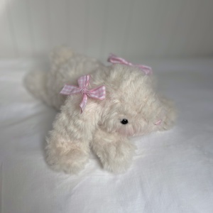 �Ellie - horgolt nyuszi masnival - Coquette stílusú egyedi fekvő amigurumi plüss, Játék & Sport, Plüssállat & Játékfigura, Nyuszi, Horgolás, MESKA